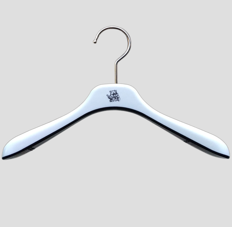 025/026 Black plastic top suit hanger