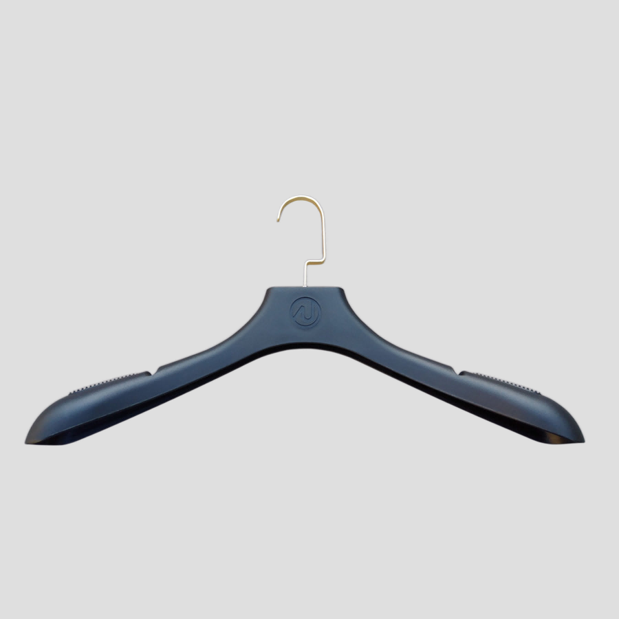 0828-45cm Black plastic top suit hanger with notches anti slip shoulder